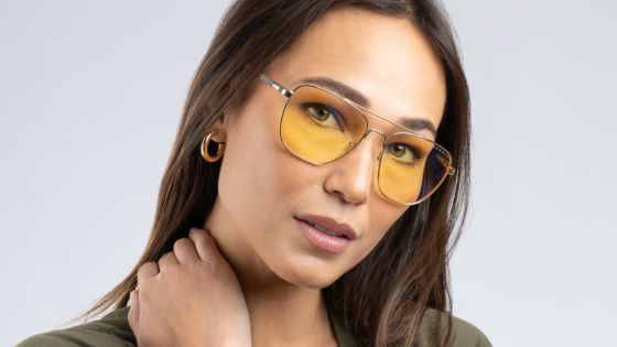 Mustang_Gold_Amber_Female_lifestyle1